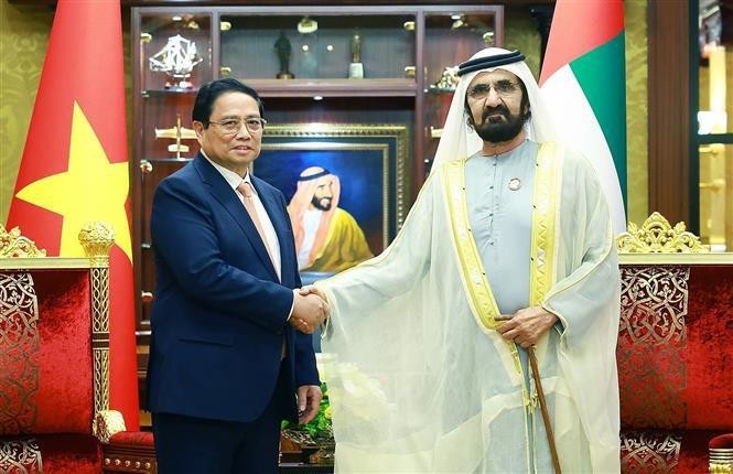 Prime Minister Pham Minh Chinh (left) and UAE Vice President and Prime Minister Sheikh Mohammed bin Rashid Al Maktoum. (Photo: VNA)