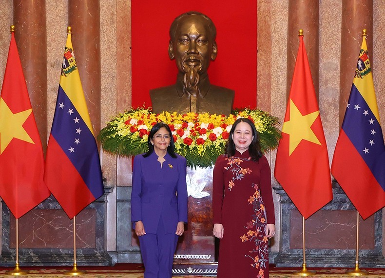 State Vice President Vo Thi Anh Xuan and Executive Vice President of Venezuela Delcy Rodriguez Gomez visit a photo exhibition about Vietnam-Venezuela ties. (Photo: VNA)