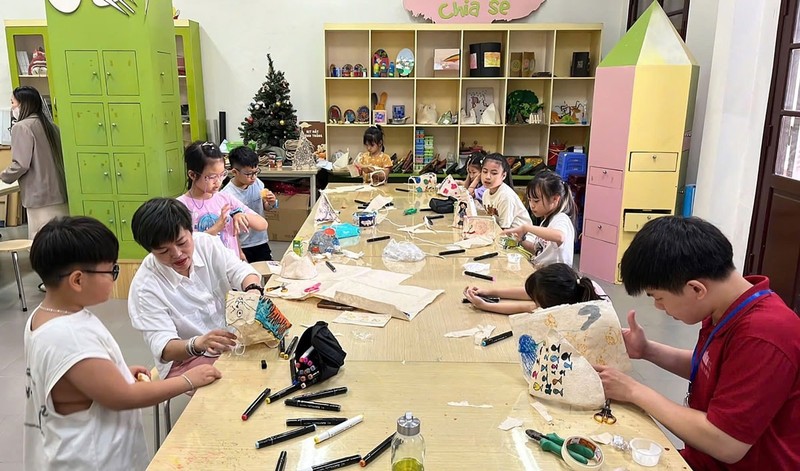 At a workshop on making paper lanterns held by the Vietnam National Fine Arts Museum's Creative and Arts Space. (Photo: Vietnam National Fine Arts Museum)