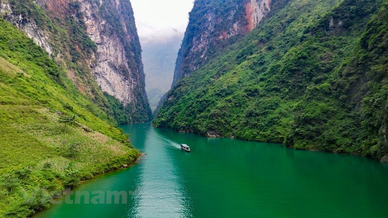 The launch of scenic boat rides along the Nho Que River at the foot of Ma Pi Leng Pass, one of the most stunning rivers in Vietnam, has drawn much interest from visitors. (Photo: VN+)