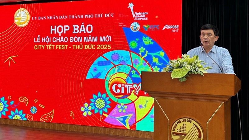 Nguyen Ky Phung, Vice Chairman of the Thu Duc People’s Committee, speaks at a press briefing.