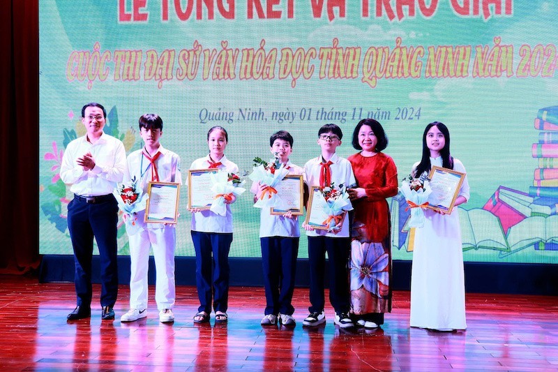 Winners of the contest honoured at the ceremony 