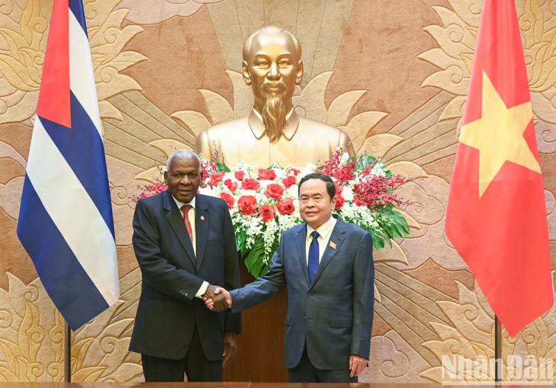 National Assembly Chairman Tran Thanh Man (R) welcomes President of the National Assembly of People’s Power Esteban Lazo Hernandez in Hanoi on November 2 (Photo: NDO)