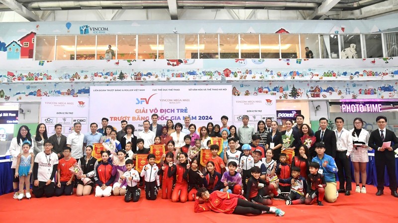 Competitors take part in the National Junior Skating Championship on November 2. (Photo: VOV)