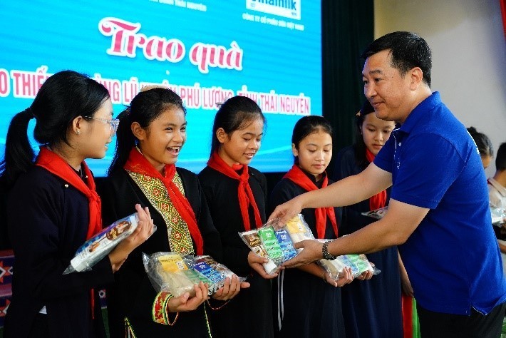 Vinamilk's Director of External Affairs, Do Thanh Tuan, presents gifts to students at Phu Luong Ethnic Boarding Secondary School, Thai Nguyen Province.