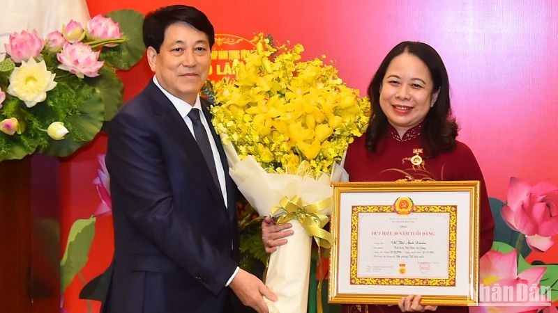 State President Luong Cuong present a 30-year Party membership badge to Vice President Vo Thi Anh Xuan (Photo: NDO)