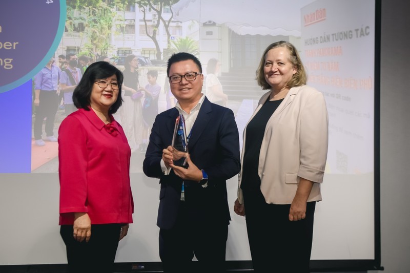 Editor-in-Chief of Nhan Dan (People) Newspaper Le Quoc Minh (centre_ receives the prize at the ceremony 