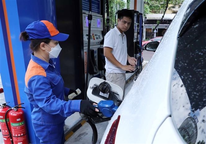 Retail petrol prices revised up on November 7 (Photo: VNA)