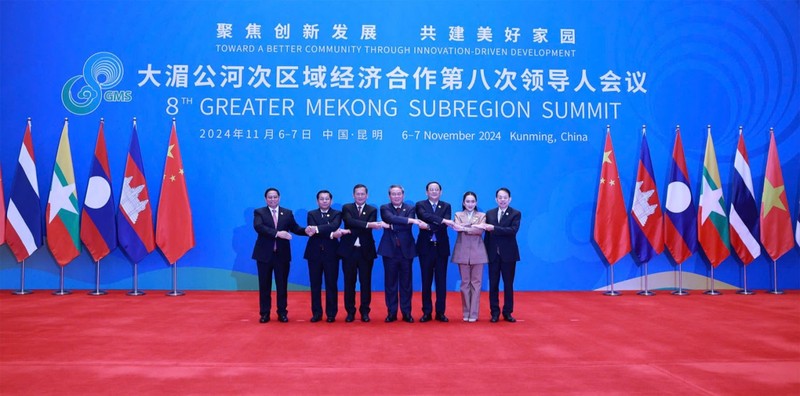 Chinese Premier Li Qiang (C) welcomes heads of delegations to the 8th Greater Mekong Sub-region (GMS) Summit (Photo: baoquocte.vn)