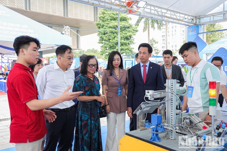 Visitors at the Hanoi 2024 Digital Technology Product Trade Exhibition.