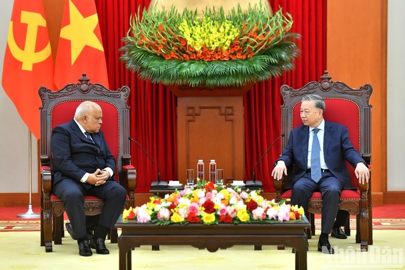 Party General Secretary To Lam (R) and outgoing Cuban Ambassador Orlando Nicolas Hernandez Guillen at their meeting in Hanoi on November 7. (Photo: NDO)