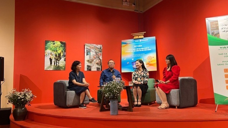 Poet Tran Dang Khoa (second from left) speaks in the discussion.