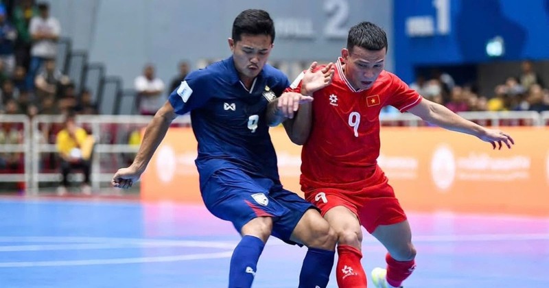 Vietnam (red) win 3 - 2 over Thailand in the last match of Group A at the ASEAN Futsal Championship 2024. (Photo: Vietnam Football Federation)