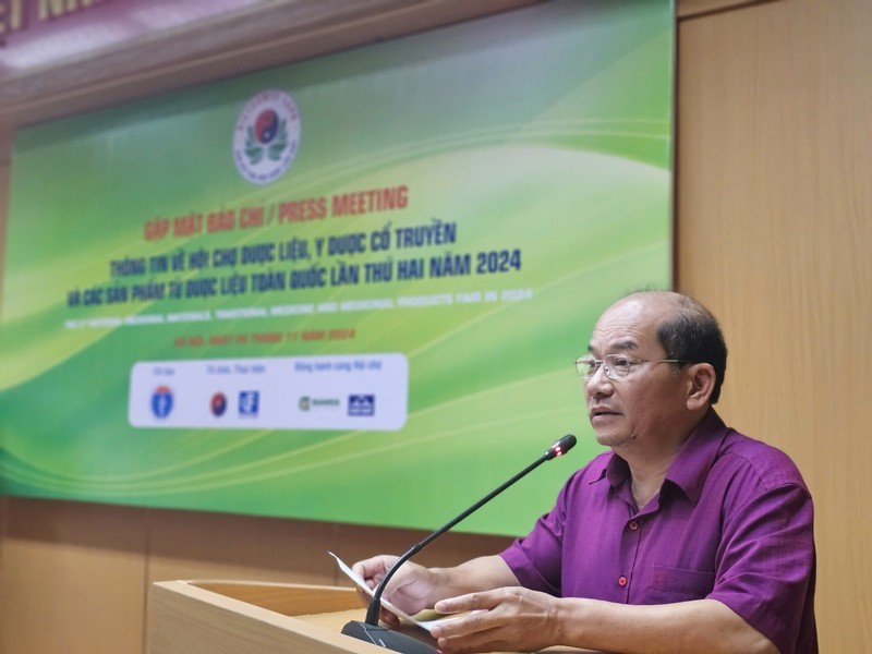 Associate Professor Nguyen The Thinh, director of the Department of Traditional Medicine, speaking at a press briefing.