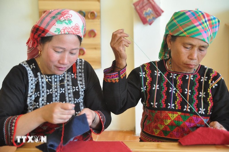 Xa Pho ethnic women in Lao Cai Province practising brocade weaving (Photo: VNA)