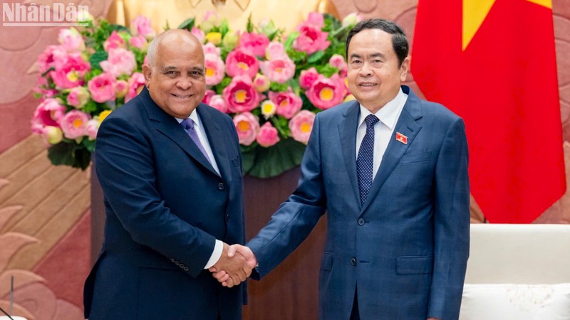 NA Chairman Tran Thanh Man (right) receives outgoing Cuban Ambassador to Vietnam Orlando Nicolas Hernandez Guillen in Hanoi on November 13. (Photo: NDO)