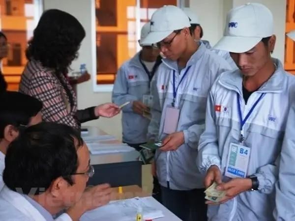 Workers fulfill procedures to go to the Republic of Korea for employment. (Photo: VNA)