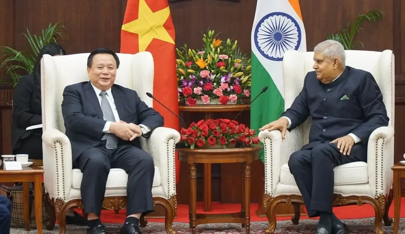 Politburo member Nguyen Xuan Thang (L) and Vice President and Chairman of the Rajya Sabha (upper house) Jagdeep Dhankhar (Photo: VOV)