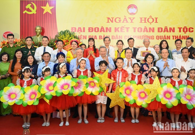 Party General Secretary To Lam and Party and State leaders join residents in Quan Thanh ward of Hanoi's Ba Dinh district at the event (Photo: NDO)