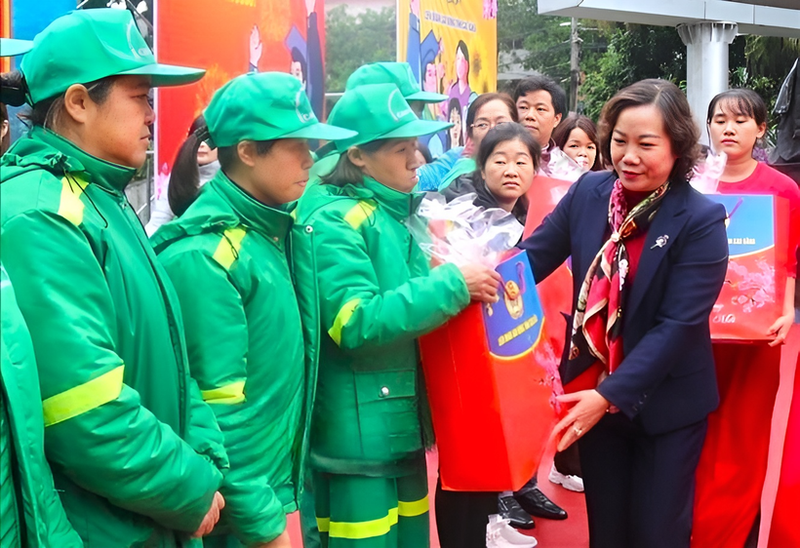 The Tet supportive programme has provided assistance to over 26.2 million union members and workers facing difficult circumstances in a decade. (Photo: congly.vn)