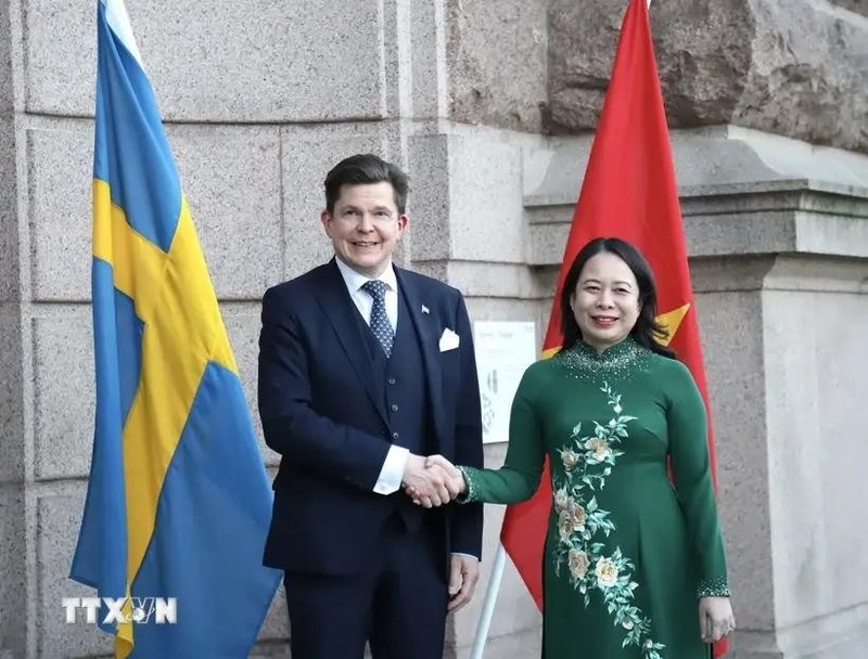 Speaker of the Riksdag Andreas Norlén (L) welcomes State Vice President of Vietnam Vo Thi Anh Xuan. (Photo: VNA)