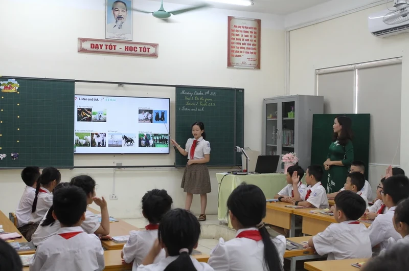 An English lesson at a primary school in Hanoi (Photo: giaoducthoidai.vn)