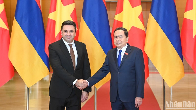 Chairman of the Vietnamese National Assembly (NA) Tran Thanh Man (right) and his Armenian counterpart Alen Simonyan. (Photo: NDO)