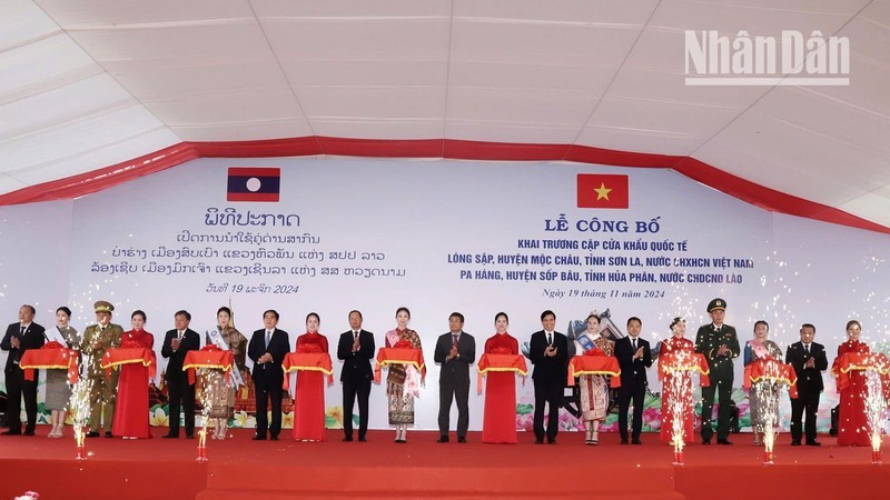 At the event to launch the Long Sap (Vietnam) – Pa Hang (Laos) international border gate pair. (Photo: NDO)