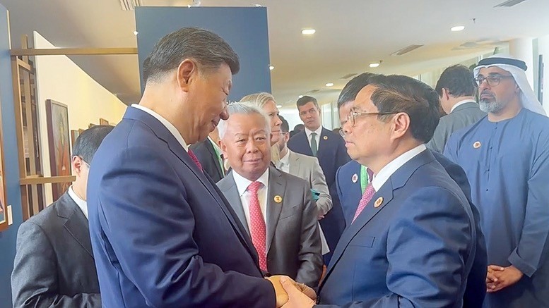 PM Pham Minh Chinh (R) and General Secretary of the Communist Party of China and Chinese President Xi Jinping (Photo: VNA)