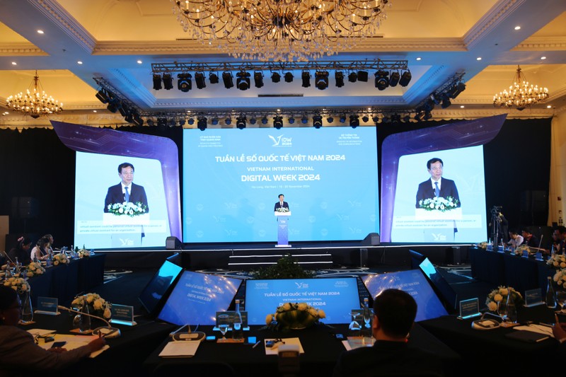 Minister of Information and Communications Nguyen Manh Hung speaks at the opening ceremony (Photo: baoquangninh.vn)