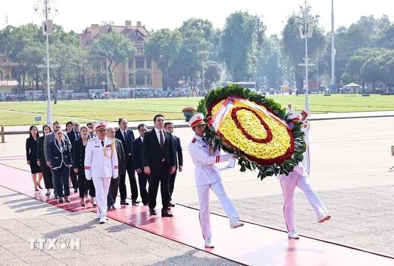 A delegation of the Armenian National Assembly (NA) led by its President Alen Simonyan pay tribute to President Ho Chi Minh at his mausoleum in Hanoi on November 19. (Photo: VNA)