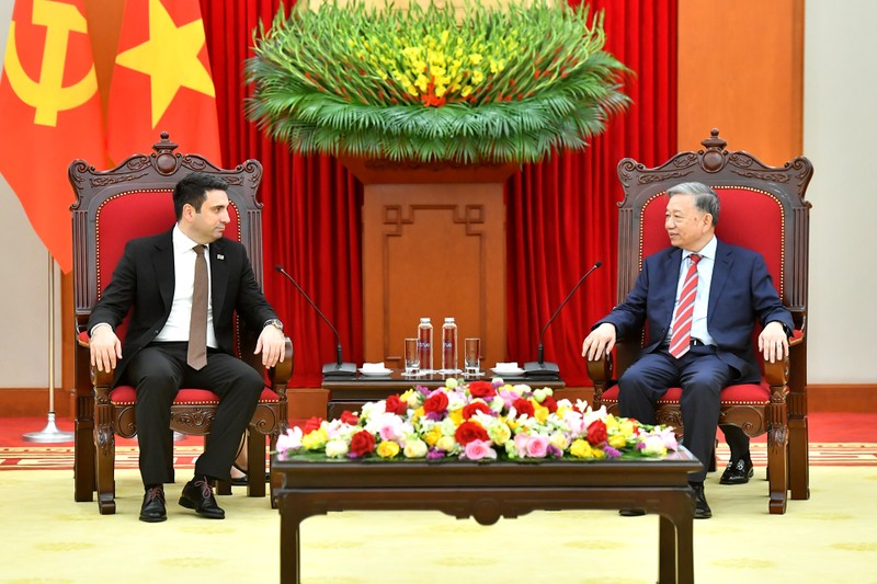 Party General Secretary To Lam (R) and President of the National Assembly of Armenia Alen Simonyan at their meeting in Hanoi on November 19 (Photo: NDO)