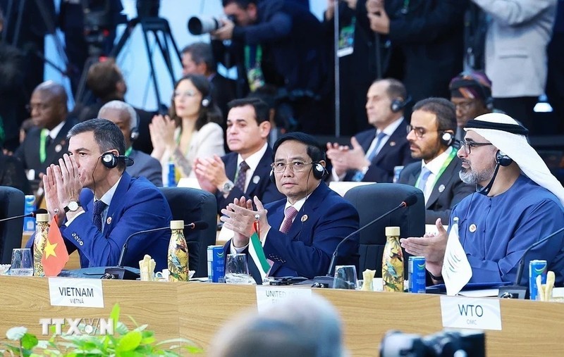 Prime Minister Pham Minh Chinh (R) attends the G20 Summit in Rio de Janeiro. (Photo: VNA)