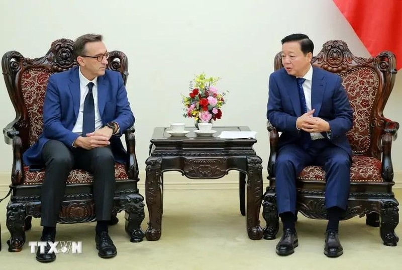 Deputy Prime Minister Tran Hong Ha (R) receives Mathieu Friedberg, Senior Vice President – Commercial & Agencies Network, CMA CGM Group (Photo: VNA)