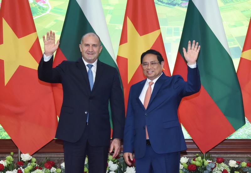 Prime Minister Pham Minh Chinh meets with visiting Bulgarian President Rumen Radev in Hanoi on November 25. (Photo: NDO)