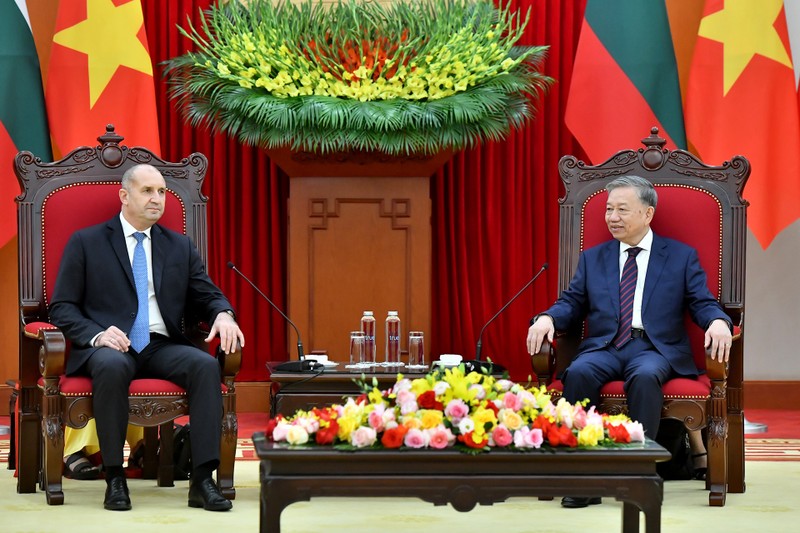 Party General Secretary To Lam receives visiting Bulgarian President Rumen Radev in Hanoi on November 25 afternoon. (Photo: NDO)