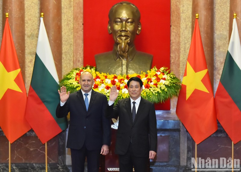 State President Luong Cuong and Bulgarian President Rumen Radev in Hanoi on November 25. (Photo: NDO)