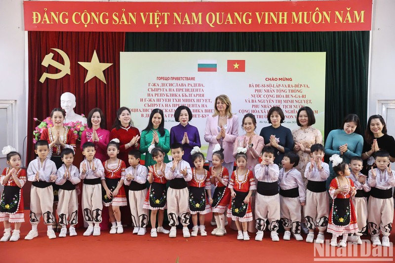 Nguyen Thi Minh Nguyet, spouse of Vietnamese President Luong Cuong, and Desislava Radeva, spouse of Bulgarian President Rumen Radev visit the Vietnam-Bulgaria Kindergarten in Hai Ba Trung district, Hanoi. (Photo: NDO)