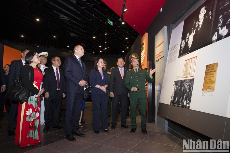 Bulgarian President Rumen Radev and Vice State President Vo Thi Anh Xuan visit Vietnam Military History Museum (Photo: NDO)