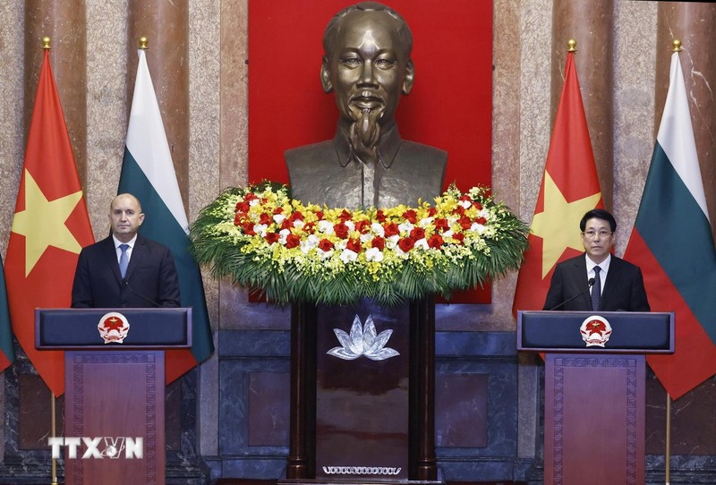 President Luong Cuong and his Bulgarian counterpart Rumen Radev co-chair a press conference following their talks in Hanoi on November 25. (Photo: VNA)