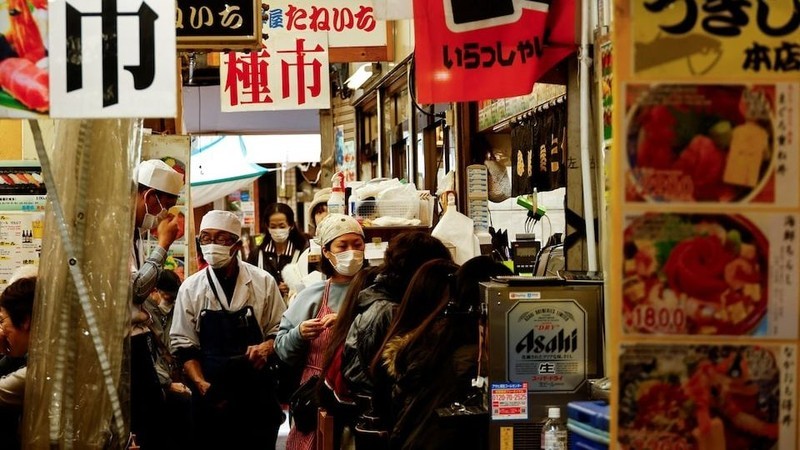 Employees of seafood restaurants work at Tsukiji Outer Market in Tokyo (Photo: Reuters)