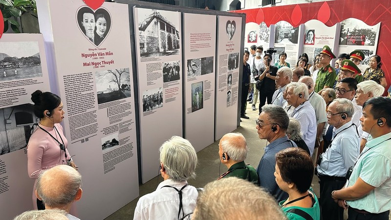 Visitors at the ‘Thap Ngon Lua Hong’ (Lighting up the Red Flame) exhibition (Photo: hanoimoi.com.vn)