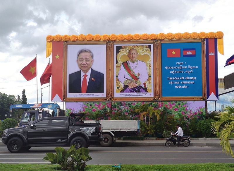 Portraits of Vietnamese Party General Secretary To Lam (L) and King Preah Bat Samdech Preah Boromneath Norodom Sihamoni on a street in Phnom Penh. (Photo by NGUYEN HIEP)