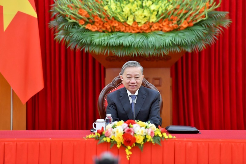 General Secretary of the CPV Central Committee To Lam talks over the phone with General Secretary of the LPRP Central Committee and President of Laos Thongloun Sisoulith on December 1. (Photo: NDO)