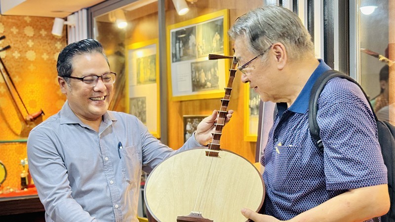 Thai tourists visit Tran Huu Trang ‘Cai Luong’ Theatre