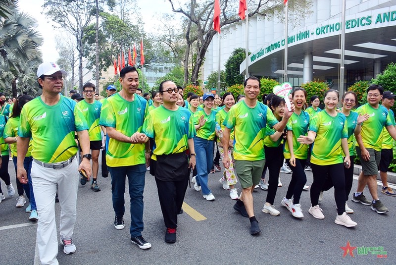 More than 1,000 people join walk to raise public awareness of stroke (Photo: qdnd.vn)