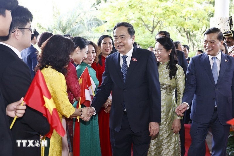 National Assembly Chairman Tran Thanh Man is greeted at Changi Airport. (Photo: VNA)