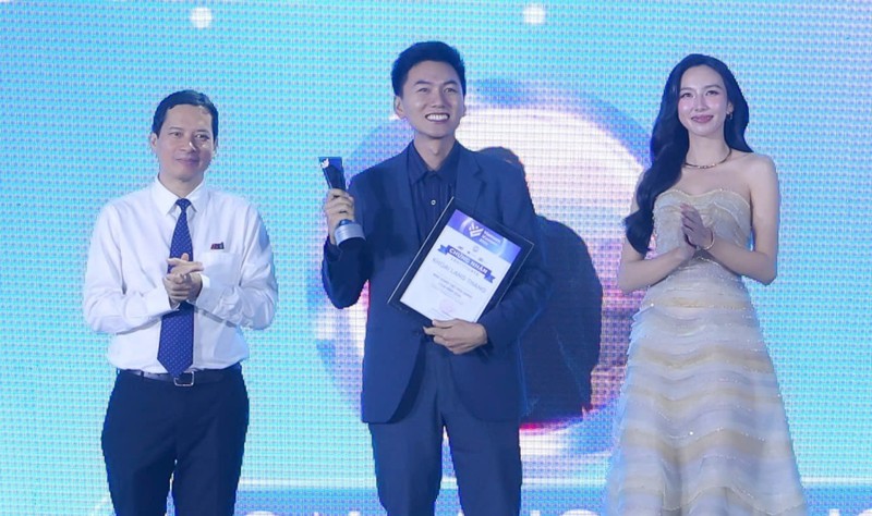 YouTuber Khoai Lang Thang (centre) receives the “content creator of the year” award at the Vietnam iContent Awards 2024. (Photo: Quynh Tran)