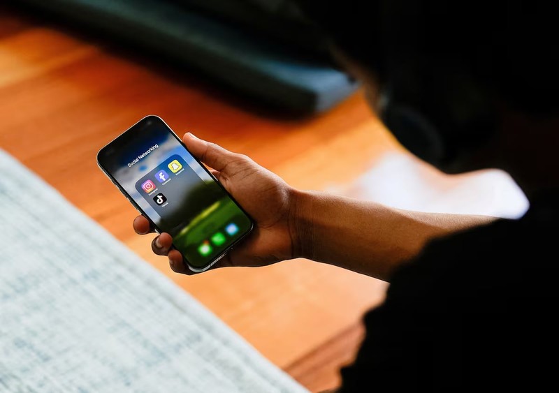 A high school student poses with his mobile phone showing his social media applications in Melbourne, Australia, November 28, 2024. (Photo: REUTERS)