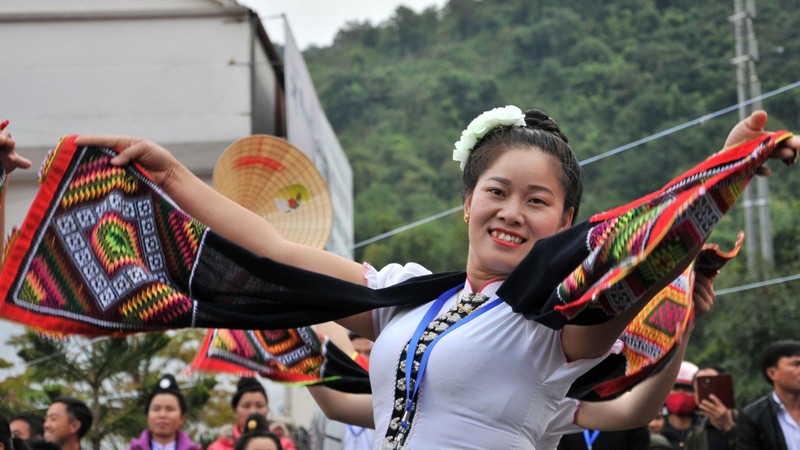 Pieu scarf: A cultural icon of Thai ethnic people in Lai Chau Province 